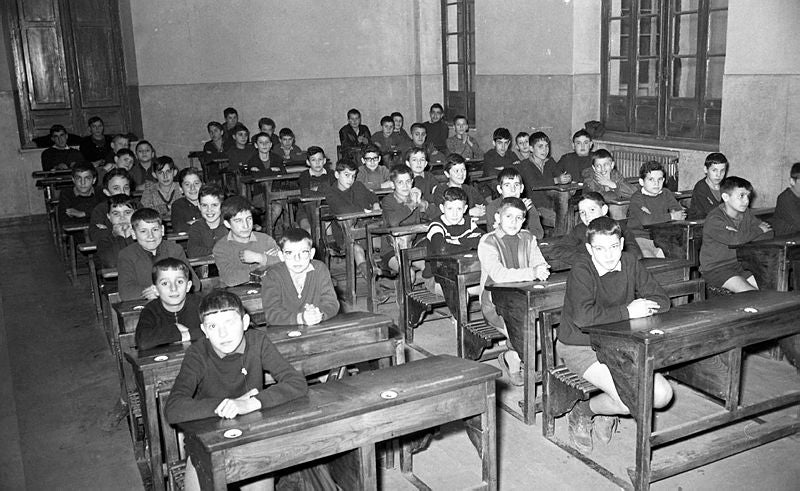 Educación pública: una historia reciente y precaria Educación pública: una historia reciente y precaria