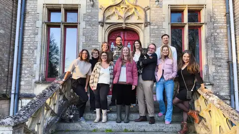 Recibimos a visita de Ana Santos para conversar sobre a súa semana de inspiración e convivencia interxeracional no “Château Coliving” Más de Un Pontevedra