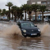 l Gobierno de Canarias mantiene este martes la prealerta por lluvias en toda Canarias. En la imagen, un coche atraviesa una zona anegada de agua en la entrada de Arrecife, en Lanzarote.