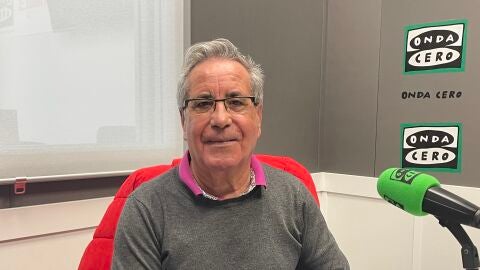 El artista Evaristo Alguacil en los estudios de Onda Cero Marina Baixa