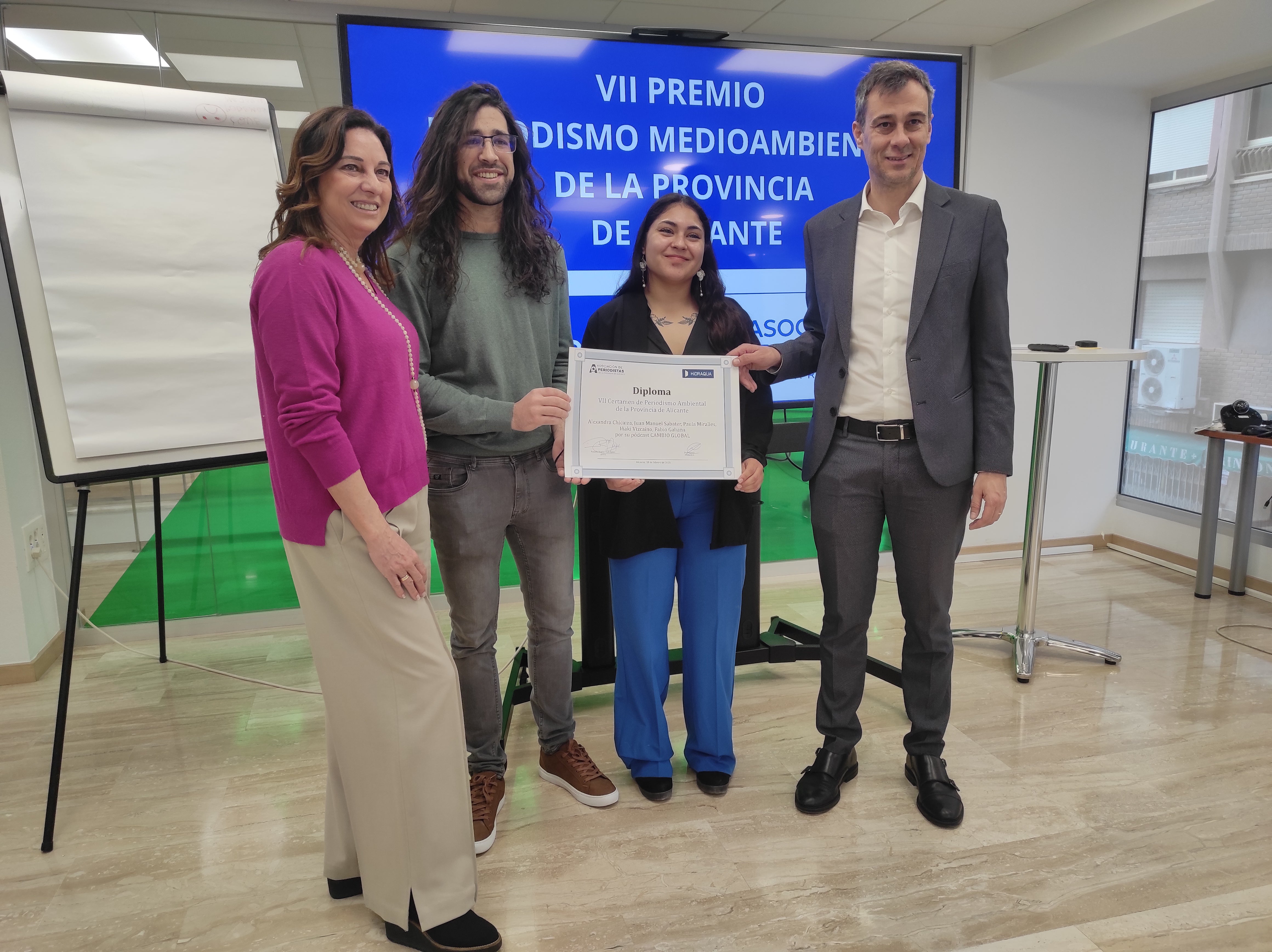 Cinco estudiantes de Periodismo de la UMH de Elche ganan el VII Premio Periodismo Ambiental de Hidraqua y la APPA Cinco estudiantes de Periodismo de la UMH de Elche ganan el VII Premio Periodismo Ambiental de Hidraqua y la APPA