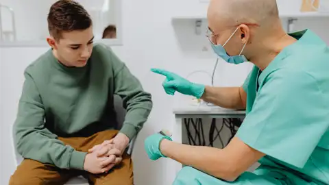 Los médicos piden aumentar la cultura del diálogo para frenar agresiones Los médicos piden aumentar la cultura del diálogo para frenar agresiones