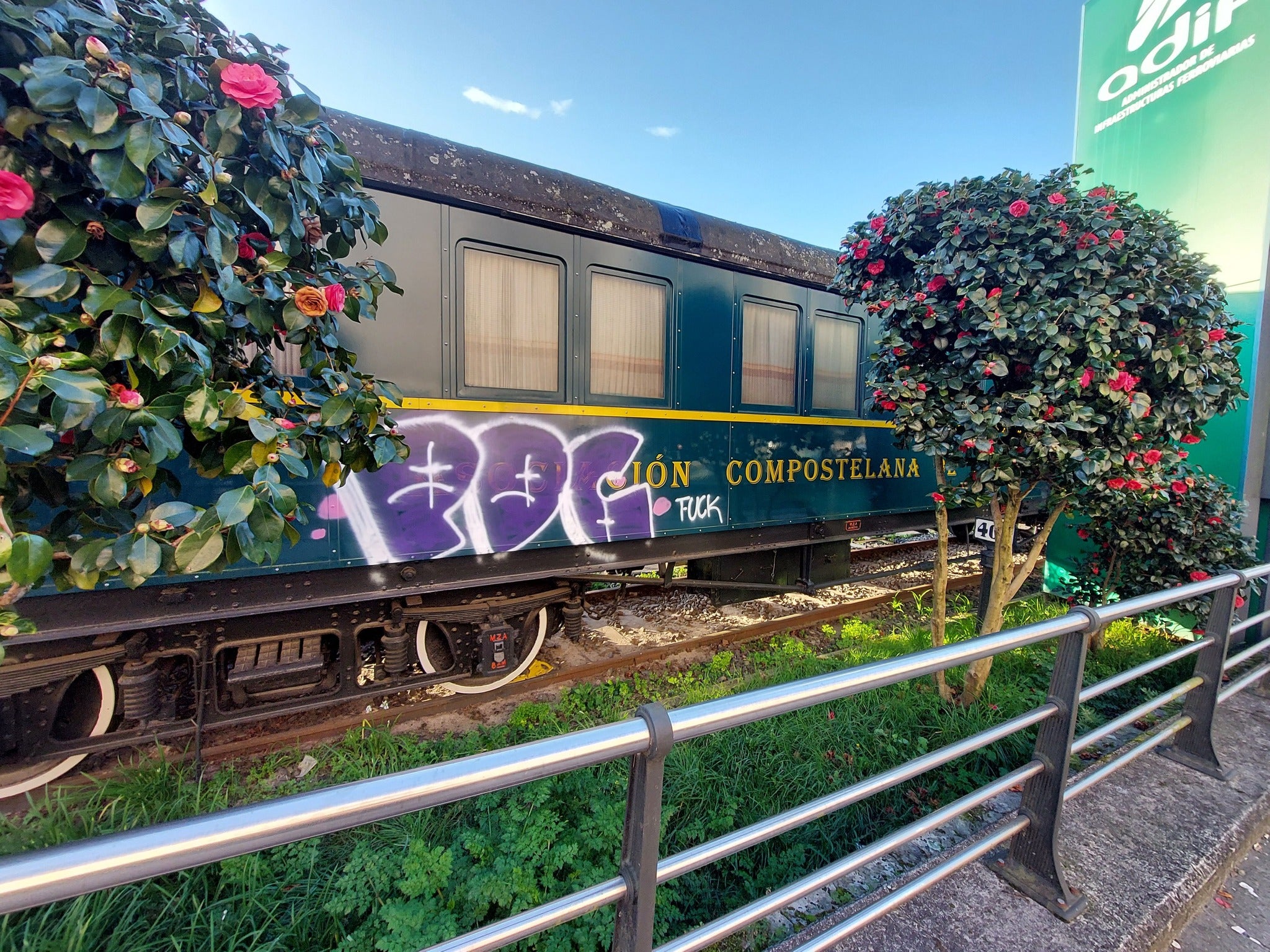 La Asociación Compostelana de Amigos del Ferrocariil califica de "vandalismo y "lacra del siglo XXI" las pintadas que afectan a patrimonio compostelano como en el vagón Verderón La Asociación Compostelana de Amigos del Ferrocariil califica de "vandalismo y "lacra del siglo XXI" las pintadas que afectan a patrimonio compostelano como en el vagón Verderón