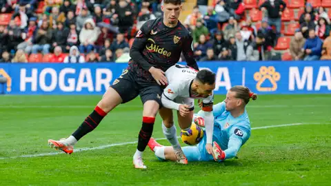 El portero noruego del Sevilla Ørjan Nyland (d) para un balón ante Alvaro García (c) del Rayo Vallecano este sábado, en el partido de la jornada 26 de LaLiga EA Sports, entre el Rayo Vallecano y el Sevilla FC, en el estadio de Vallecas, en Madrid. El portero noruego del Sevilla Ørjan Nyland (d) para un balón ante Alvaro García (c) del Rayo Vallecano este sábado, en el partido de la jornada 26 de LaLiga EA Sports, entre el Rayo Vallecano y el Sevilla FC, en el estadio de Vallecas, en Madrid.