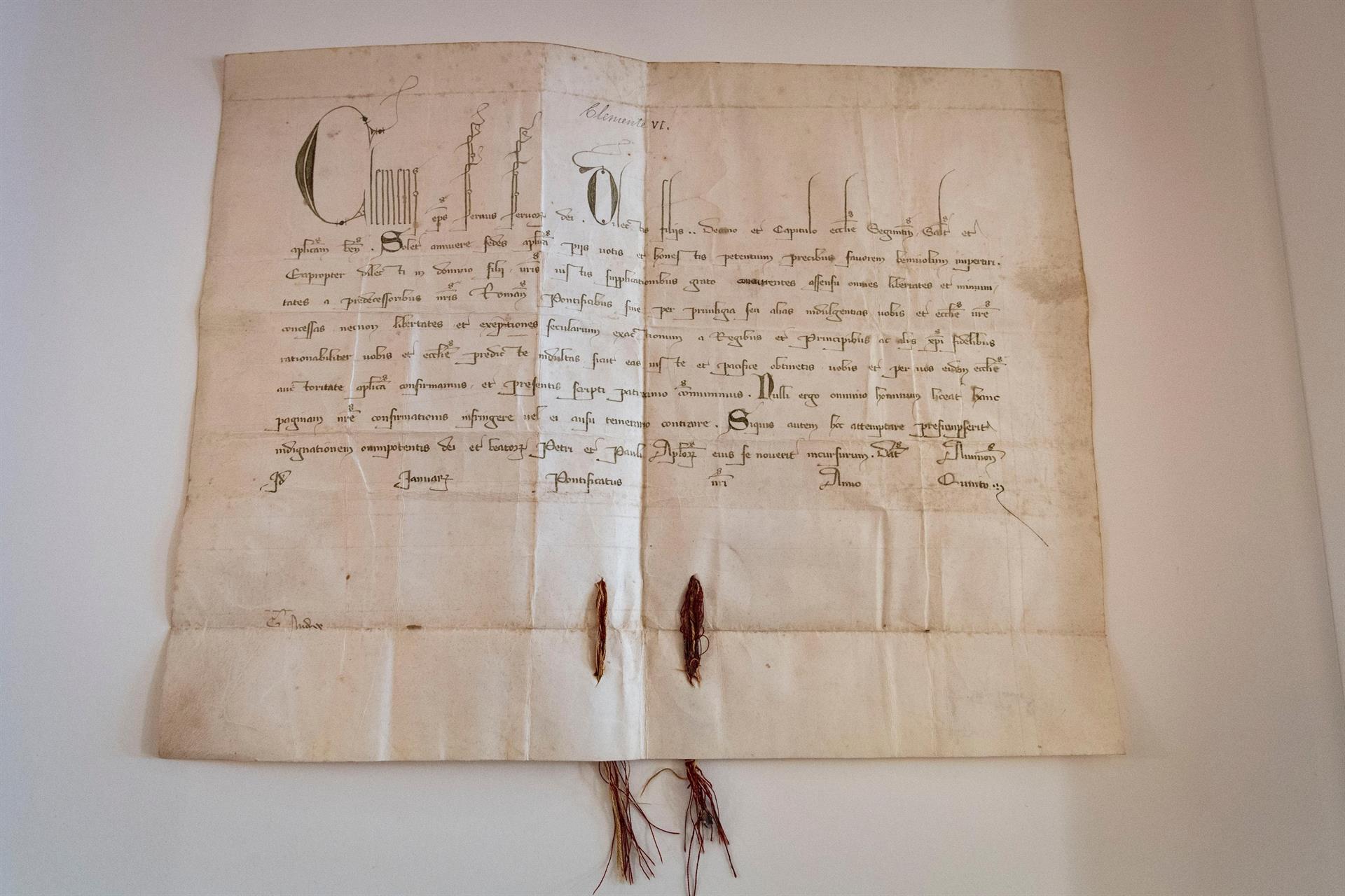 Una Bula pontificia de 1347 acaba de ser restituida a la catedral de Sigüenza Una Bula pontificia de 1347 acaba de ser restituida a la catedral de Sigüenza