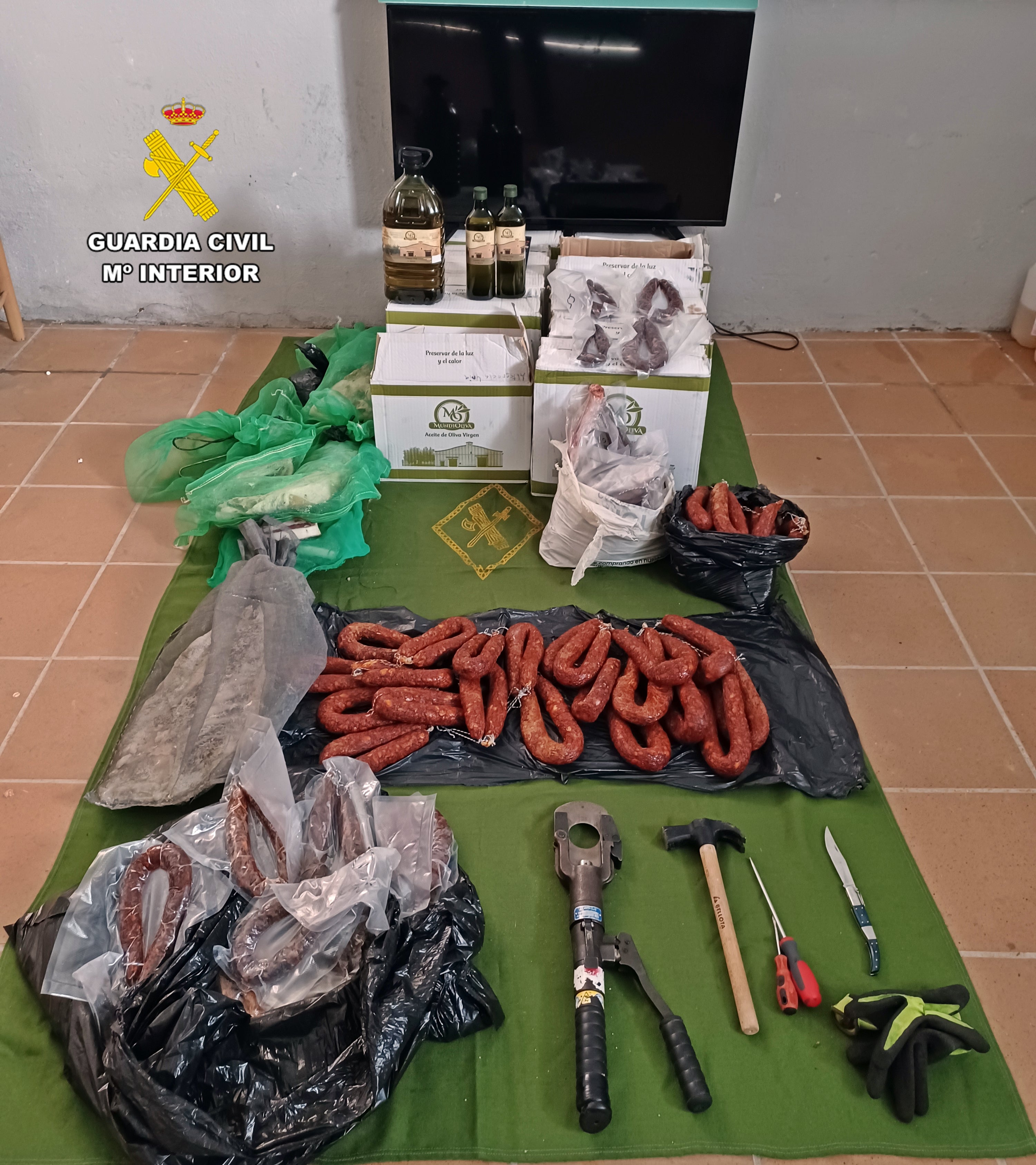 Investigadas cuatro personas por el robo de productos alimenticios procedentes de matanza artesanal y una treintena de garrafas de aceite Investigadas cuatro personas por el robo de productos alimenticios procedentes de matanza artesanal y una treintena de garrafas de aceite