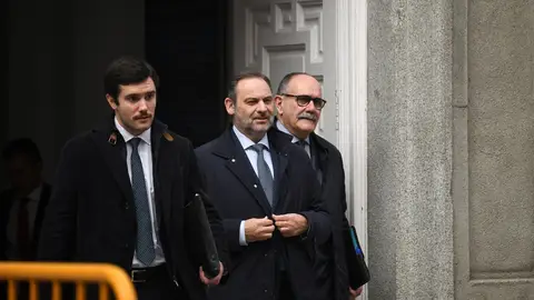 El juez resalta la "potencia incriminatoria" de Ábalos y mantiene su prohibición de salir de España El juez resalta la "potencia incriminatoria" de Ábalos y mantiene su prohibición de salir de España