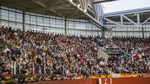 Espectadores en la Plaza de toros cubierta de Illescas.