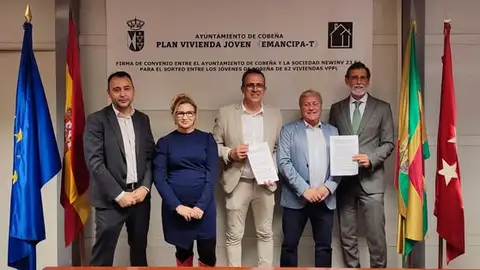 El Ayuntamiento de Cobeña firma un convenio para el sorteo entre los jóvenes de la localidad de 62 viviendas a precio asequible Firma del convenio entre el Ayuntamiento de Cobeña y la sociedad NEWINV 23 S.L.