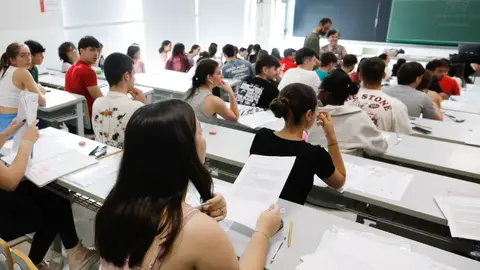 Estudiantes en un examen de universidad. Estudiantes en un examen de universidad.