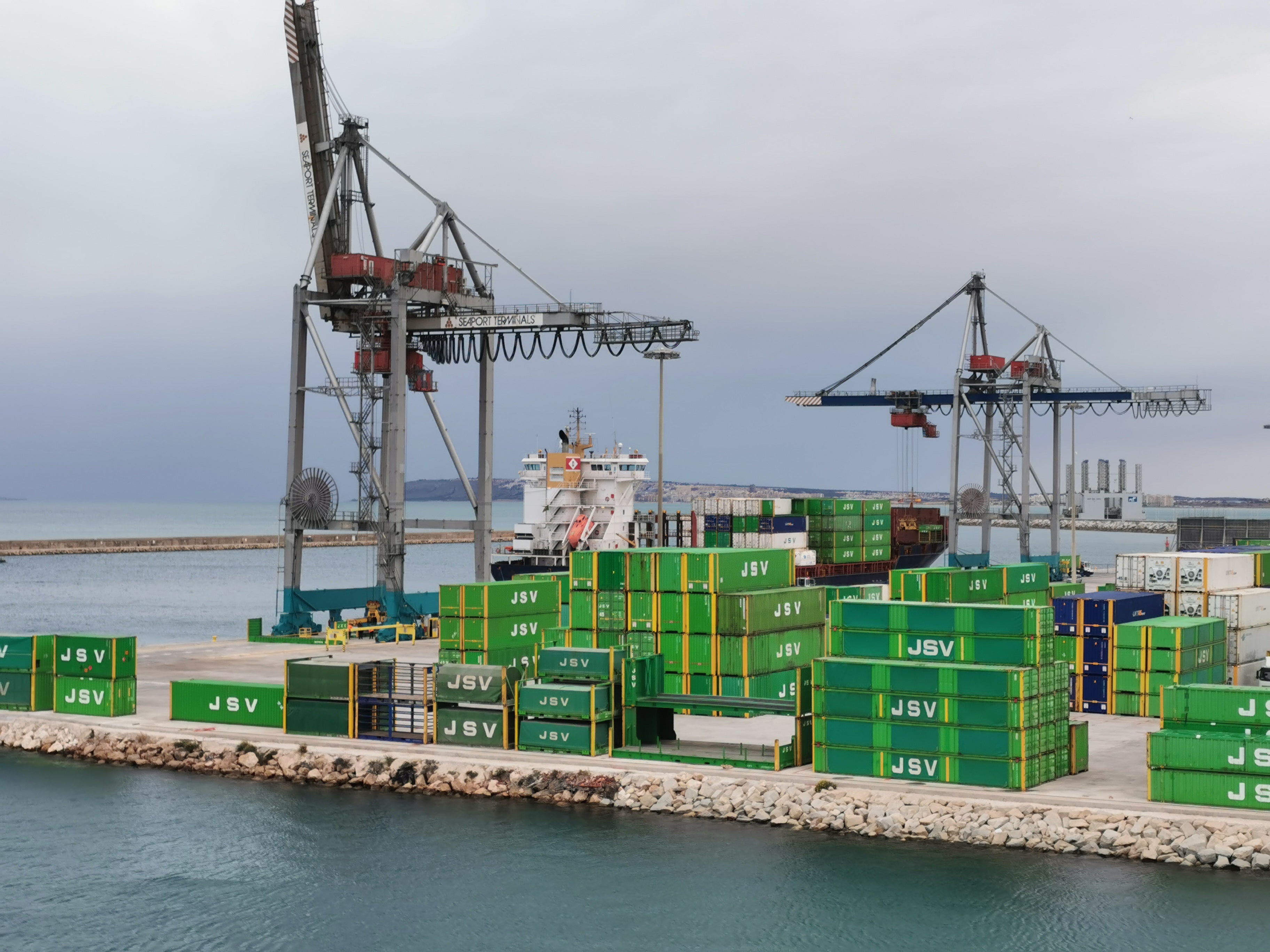 El Puerto de Alicante insiste en que también rechaza los macrodepósitos de combustible El Puerto de Alicante insiste en que también rechaza los macrodepósitos de combustible