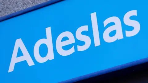 Imagen de archivo de la fachada de una consulta de Adeslas Imagen de archivo de la fachada de una consulta de Adeslas