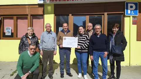 Los Nazarenos de Palencia donan 1.300 euros a colectivos de Párkinson y Autismo de Palencia .