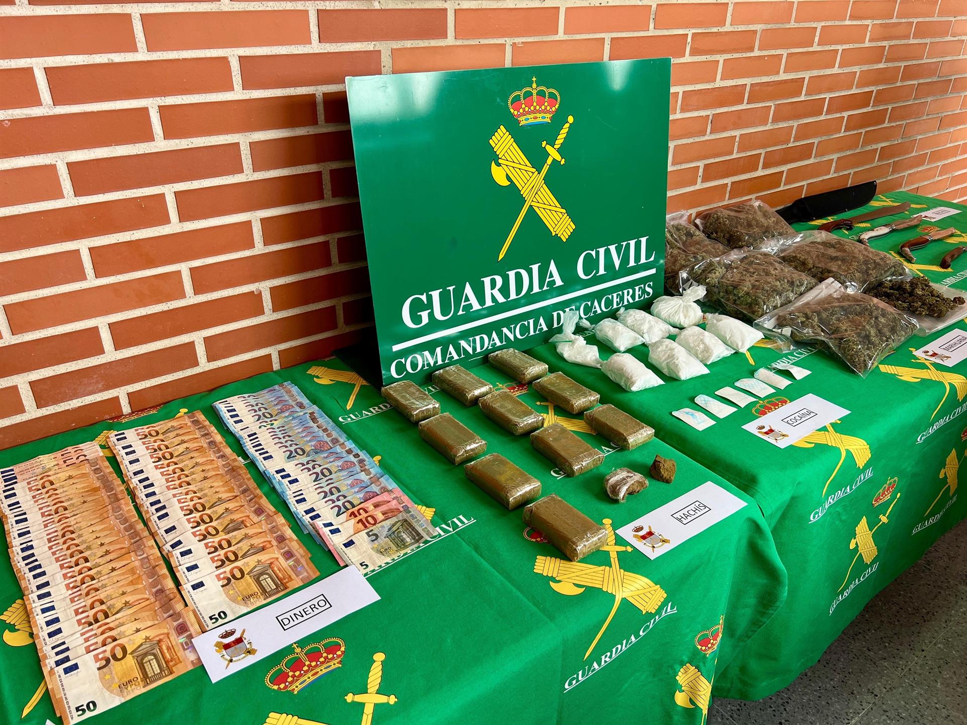 Tres detenidos y desarticulado un grupo criminal dedicado al tráfico de drogas en la provincia de Cáceres Tres detenidos y desarticulado un grupo criminal dedicado al tráfico de drogas en la provincia de Cáceres