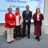 Las premiadas junto a Miguel Ángel Valverde y la vicepresidenta Encarnación Medina