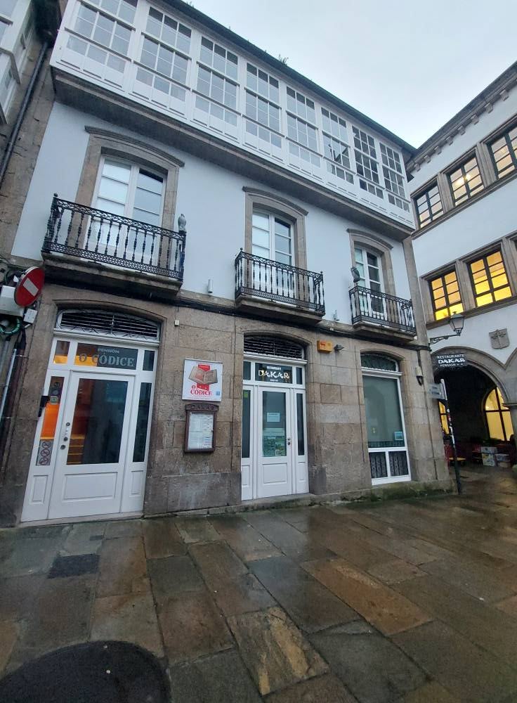 Eliminan las pintadas localizadas en la fachada del restaurante Dakar en la rúa do Franco Eliminan las pintadas localizadas en la fachada del restaurante Dakar en la rúa do Franco