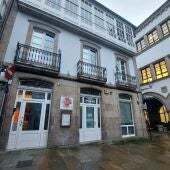 Eliminan las pintadas localizadas en la fachada del restaurante Dakar en la rúa do Franco