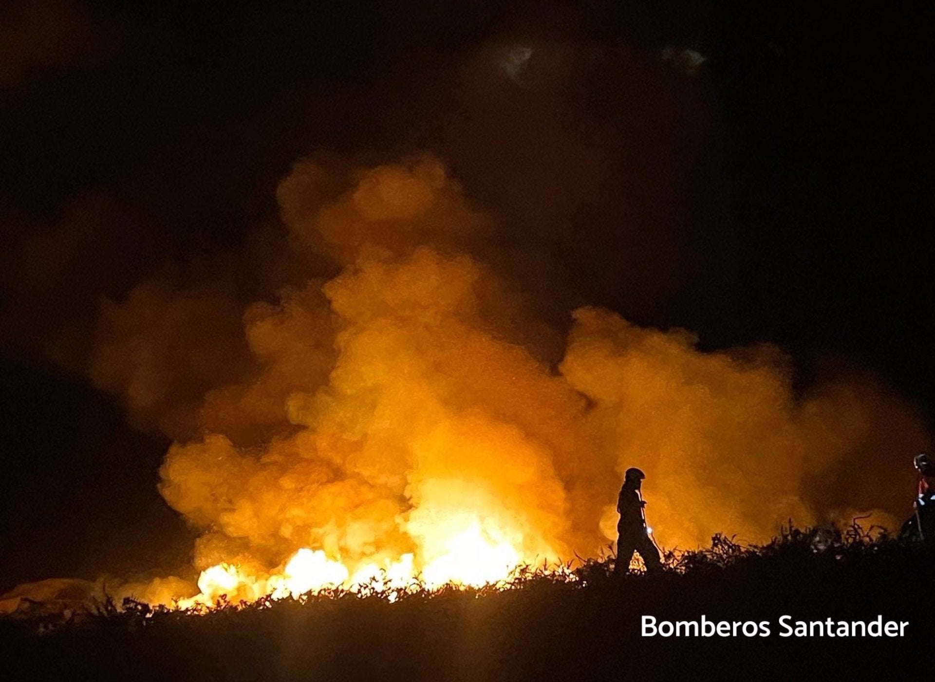 Un incendio afecta a unos 2.000 metros cuadrados de vegetación en la zona del Faro de Cabo Mayor Un incendio afecta a unos 2.000 metros cuadrados de vegetación en la zona del Faro de Cabo Mayor