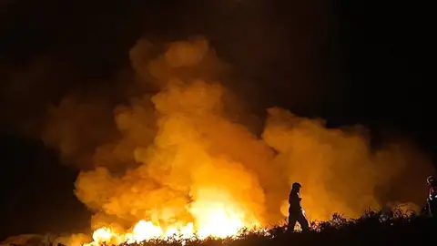 Un incendio afecta a unos 2.000 metros cuadrados de vegetación en la zona del Faro de Cabo Mayor Un incendio afecta a unos 2.000 metros cuadrados de vegetación en la zona del Faro de Cabo Mayor
