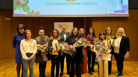 Foto de familia de las mujeres reconocidas con el alcalde de Cuenca, Darío Dolz Foto de familia de las mujeres reconocidas con el alcalde de Cuenca, Darío Dolz