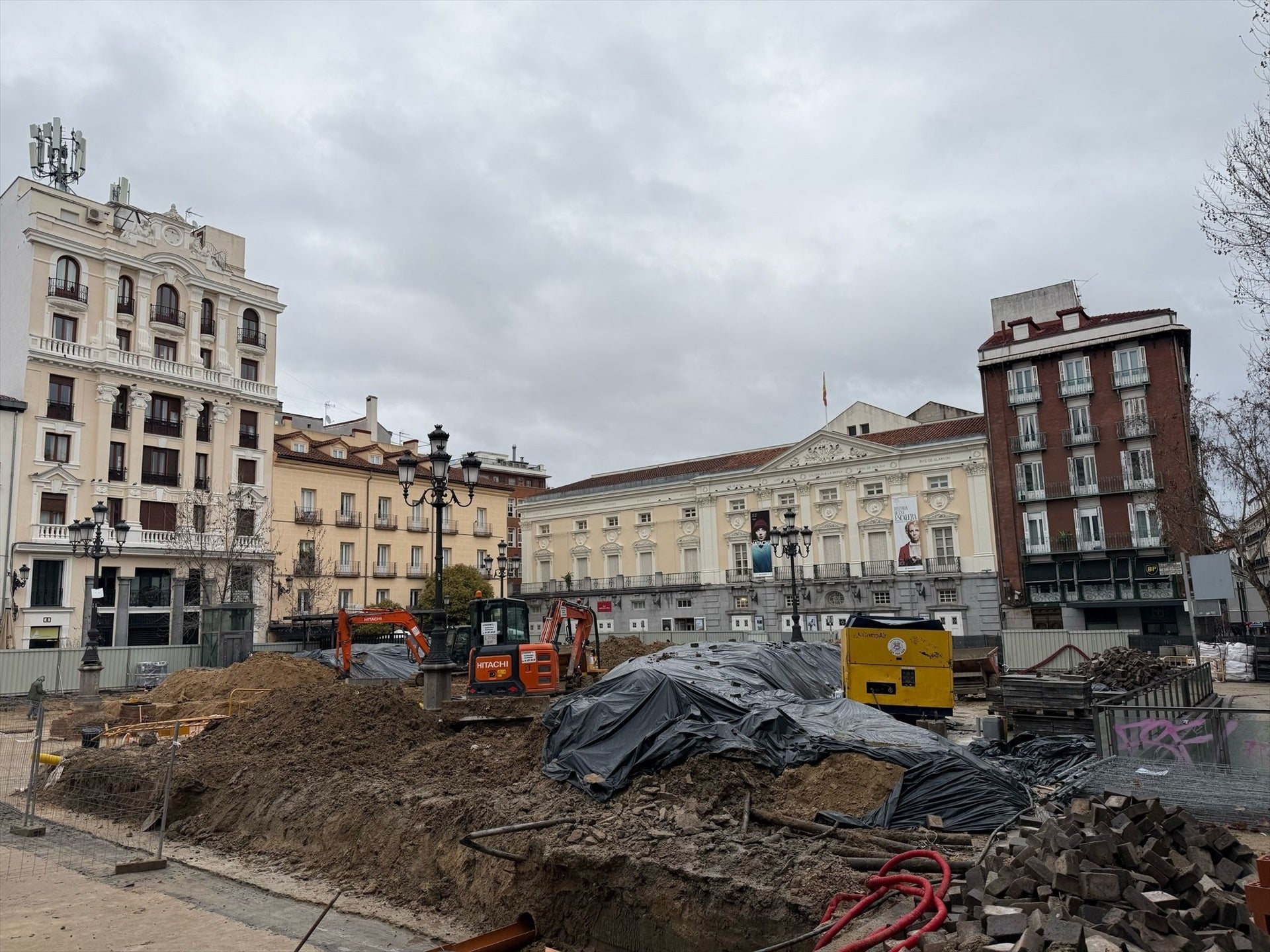 Choque entre Ayuntamiento y oposición por la tala de árboles en la Plaza de Santa Ana Choque entre Ayuntamiento y oposición por la tala de árboles en la Plaza de Santa Ana