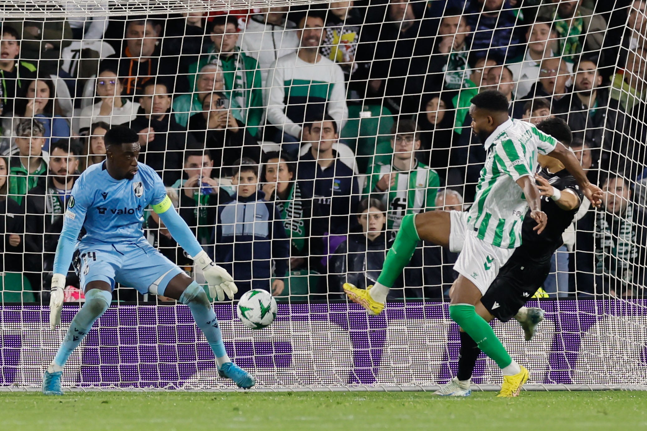 El Vitória reacciona en dos fogonazos y el Betis deberá conquistar Guimaraes para pasar El Vitória reacciona en dos fogonazos y el Betis deberá conquistar Guimaraes para pasar