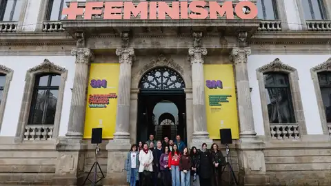 O alumnado do IES Sánchez Cantón elabora o manifesto do 8M: «O machismo está fóra de xogo» Unha gran faixa cos lemas da campaña “O feminismo mellora o mundo. Tamén para ti” loce na fachada da Casa Consistorial de Pontevedra, onde se fixo a lectura pública do manifesto.