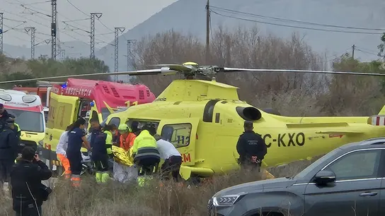 Los equipos de emergencia asisten a los heridos Los equipos de emergencia asisten a los heridos