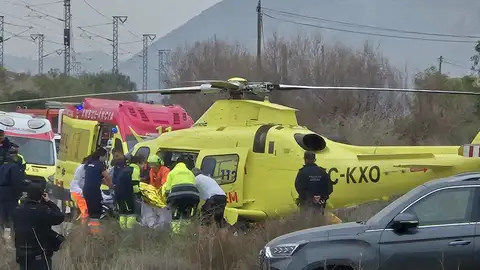 Los equipos de emergencia asisten a los heridos Los equipos de emergencia asisten a los heridos
