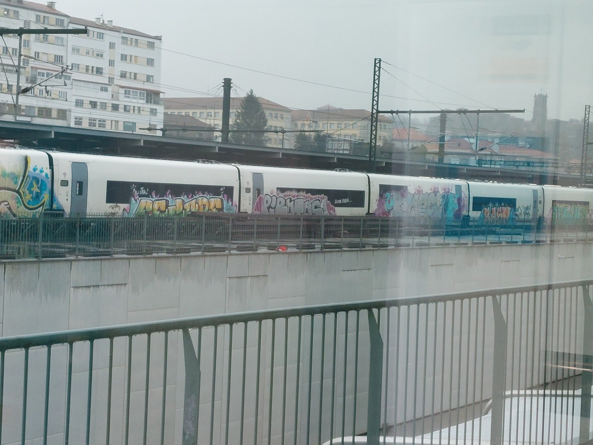 Un convoy ferroviario que se encuentra en proceso de pruebas en Santiago se encuentra lleno de pintadas antes de su entrada en funcionamiento Un convoy ferroviario que se encuentra en proceso de pruebas en Santiago se encuentra lleno de pintadas antes de su entrada en funcionamiento