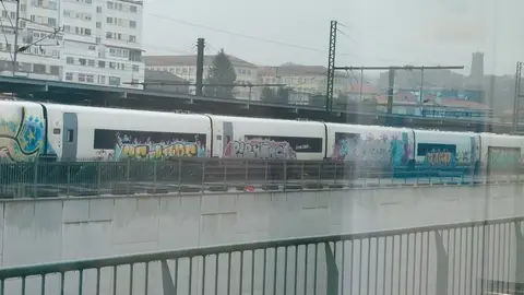 Un convoy ferroviario que se encuentra en proceso de pruebas en Santiago se encuentra lleno de pintadas antes de su entrada en funcionamiento Un convoy ferroviario que se encuentra en proceso de pruebas en Santiago se encuentra lleno de pintadas antes de su entrada en funcionamiento