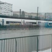Un convoy ferroviario que se encuentra en proceso de pruebas en Santiago se encuentra lleno de pintadas antes de su entrada en funcionamiento