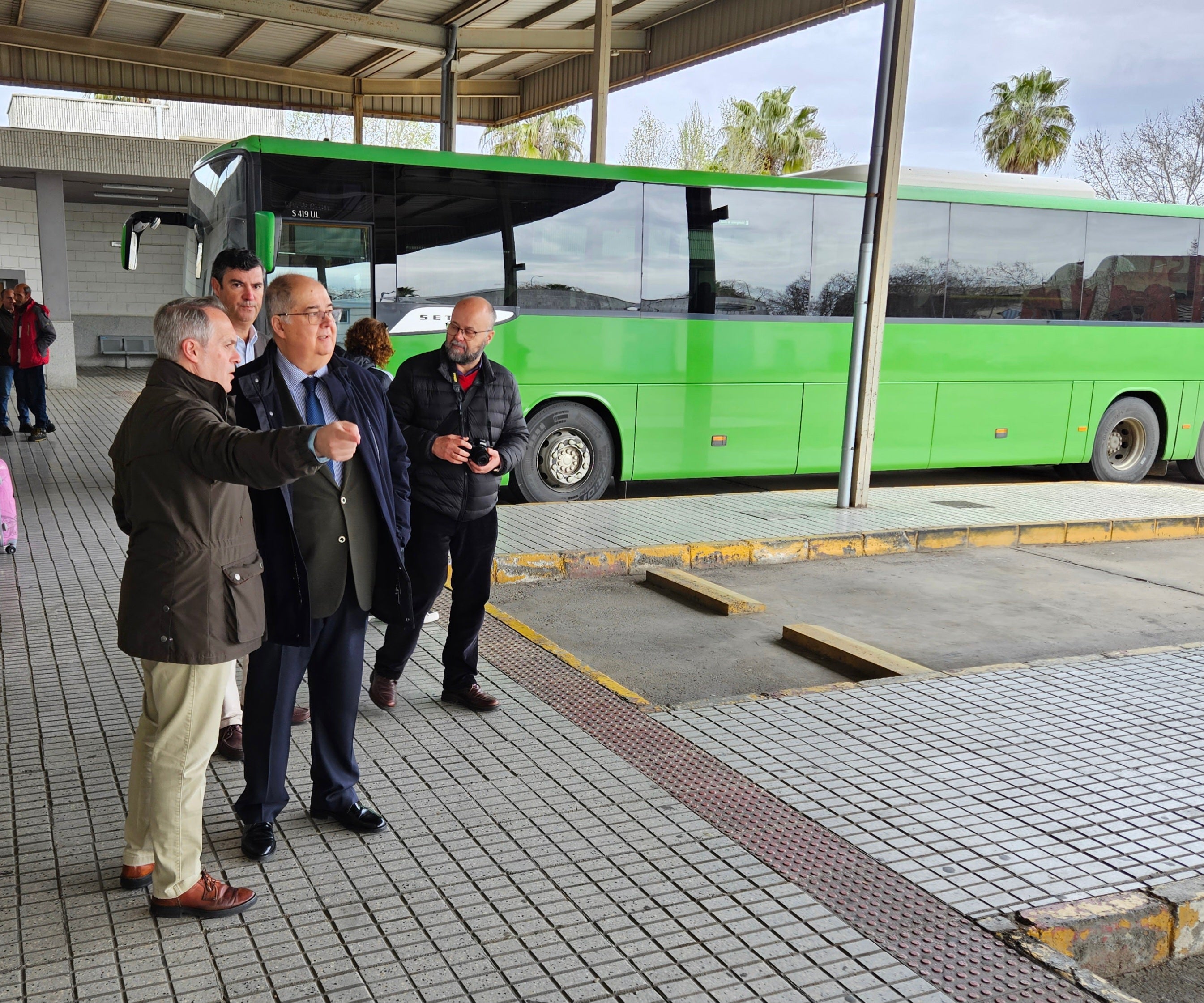 El consejero de Infraestructuras avanza que la Junta trabaja en la licitación del servicio de gestión de nueve estaciones de autobuses El consejero de Infraestructuras avanza que la Junta trabaja en la licitación del servicio de gestión de nueve estaciones de autobuses