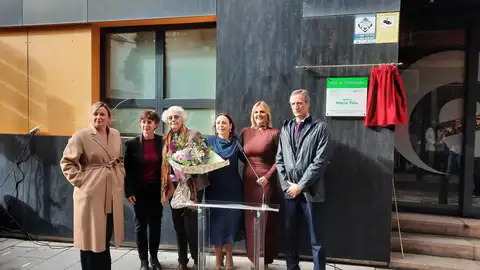 Autoridades en el acto de descubrimiento de la placa con la que el edificio de la sede del Instituto de la Mujer de Extremadura pasa a llamarse 'María Telo', en honor a esta jurista - Autoridades en el acto de descubrimiento de la placa con la que el edificio de la sede del Instituto de la Mujer de Extremadura pasa a llamarse 'María Telo', en honor a esta jurista -