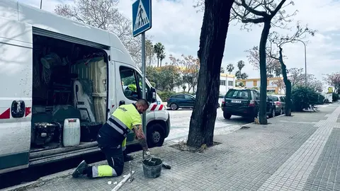 Un operario sustituyendo una de las señales Un operario sustituyendo una de las señales