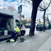 Un operario sustituyendo una de las señales 