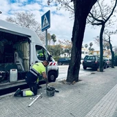 Un operario sustituyendo una de las señales Un operario sustituyendo una de las señales