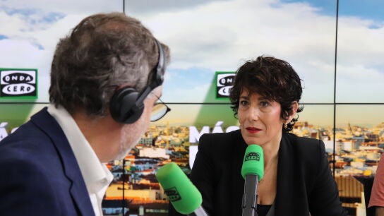 La ministra de Inclusión, Seguridad Social y Migraciones, Elma Saiz, durante la entrevista con Carlos Alsina en 'Más de uno'