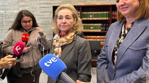 La consejera de Educación, Ciencia y Formación Profesional, Mercedes Vaquera, atiende a los medios de comunicación tras el Observatorio de la Convivencia. La consejera de Educación, Ciencia y Formación Profesional, Mercedes Vaquera, atiende a los medios de comunicación tras el Observatorio de la Convivencia.
