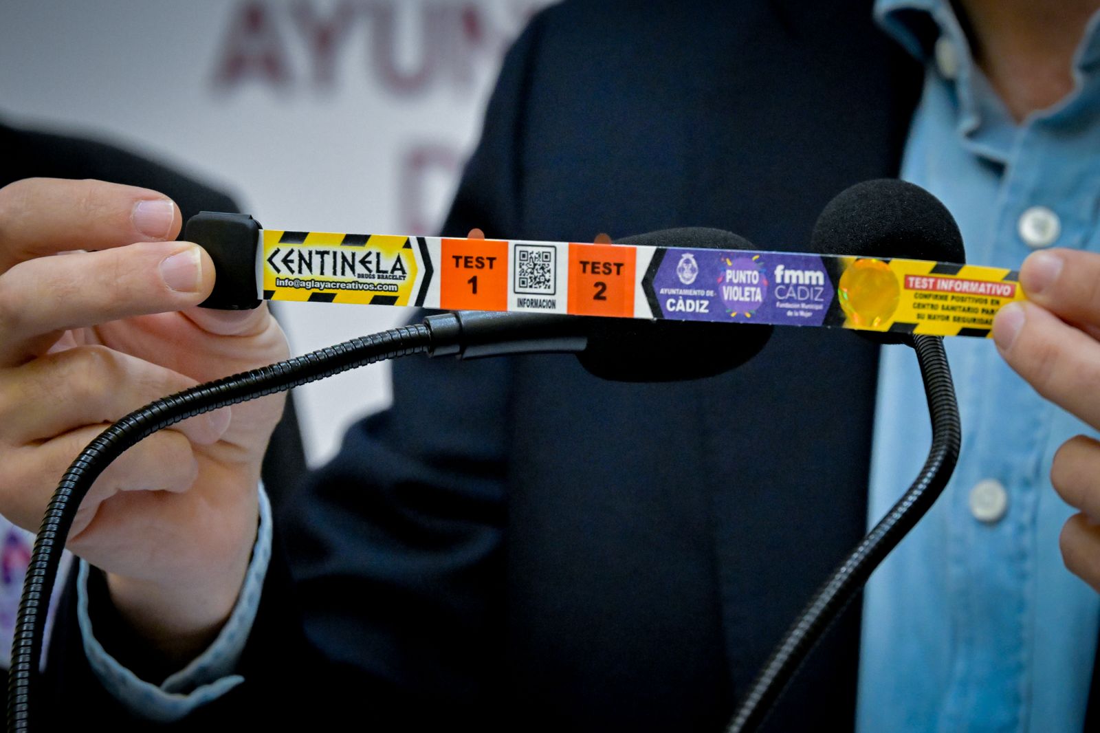 Las pulseras 'centinela' de Cádiz suscitan el interés de muchos ayuntamientos de España Las pulseras 'centinela' de Cádiz suscitan el interés de muchos ayuntamientos de España