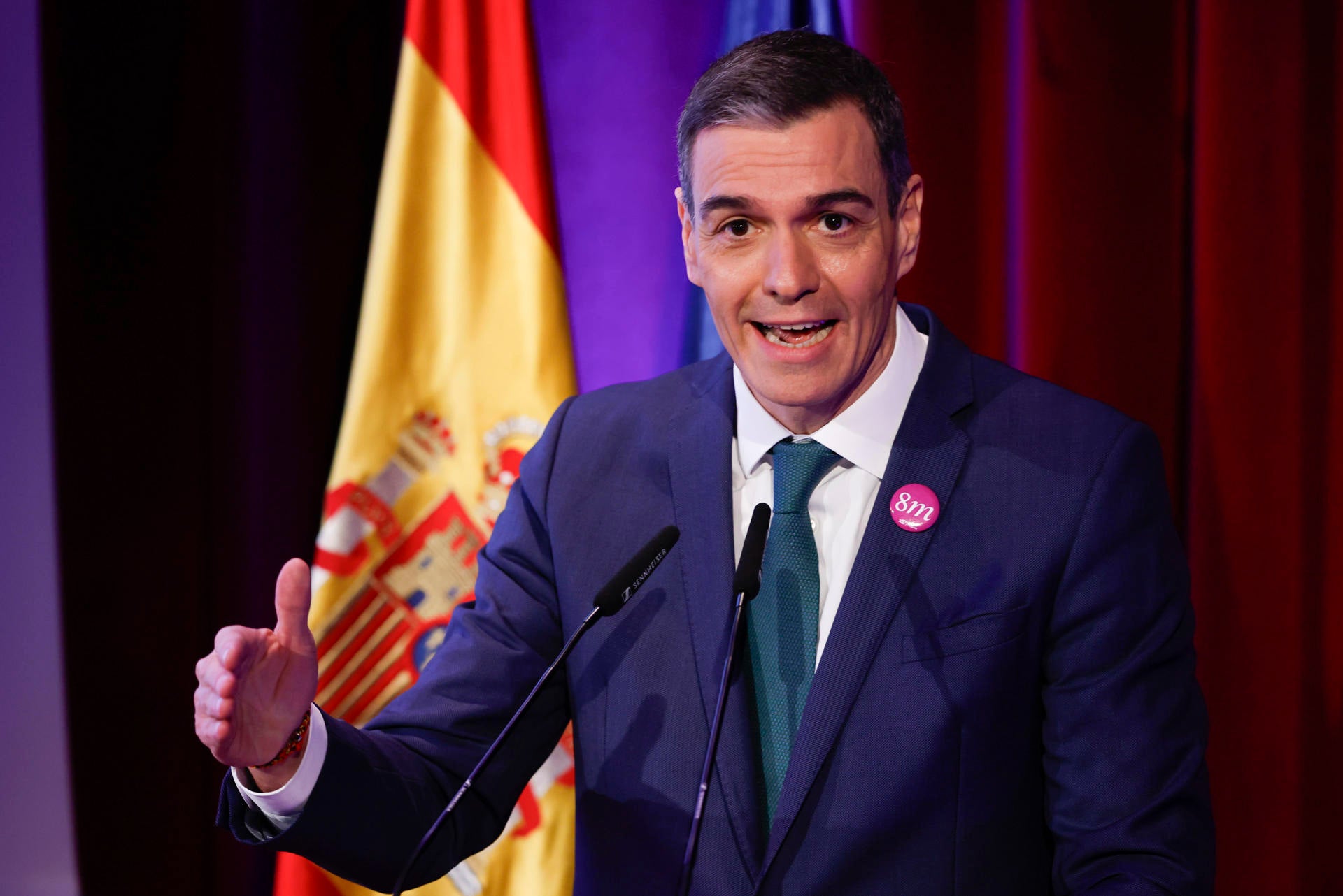 Sánchez pide a los hombres jóvenes que se sumen a la causa feminista: "No os dejéis envenenar por el machismo" Sánchez pide a los hombres jóvenes que se sumen a la causa feminista: "No os dejéis envenenar por el machismo"