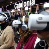 Visitants de l'ISE fent servir les ulleres virtuals d'una empresa acompanyada per la Generalitat