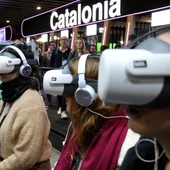 Visitants de l'ISE fent servir les ulleres virtuals d'una empresa acompanyada per la Generalitat Visitants de l'ISE fent servir les ulleres virtuals d'una empresa acompanyada per la Generalitat