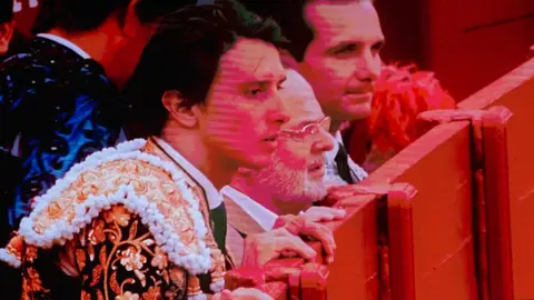 El director Albert Serra recibe la Concha de Oro a Mejor Película, por 'Tardes de Soledad' El director Albert Serra recibe la Concha de Oro a Mejor Película, por 'Tardes de Soledad'