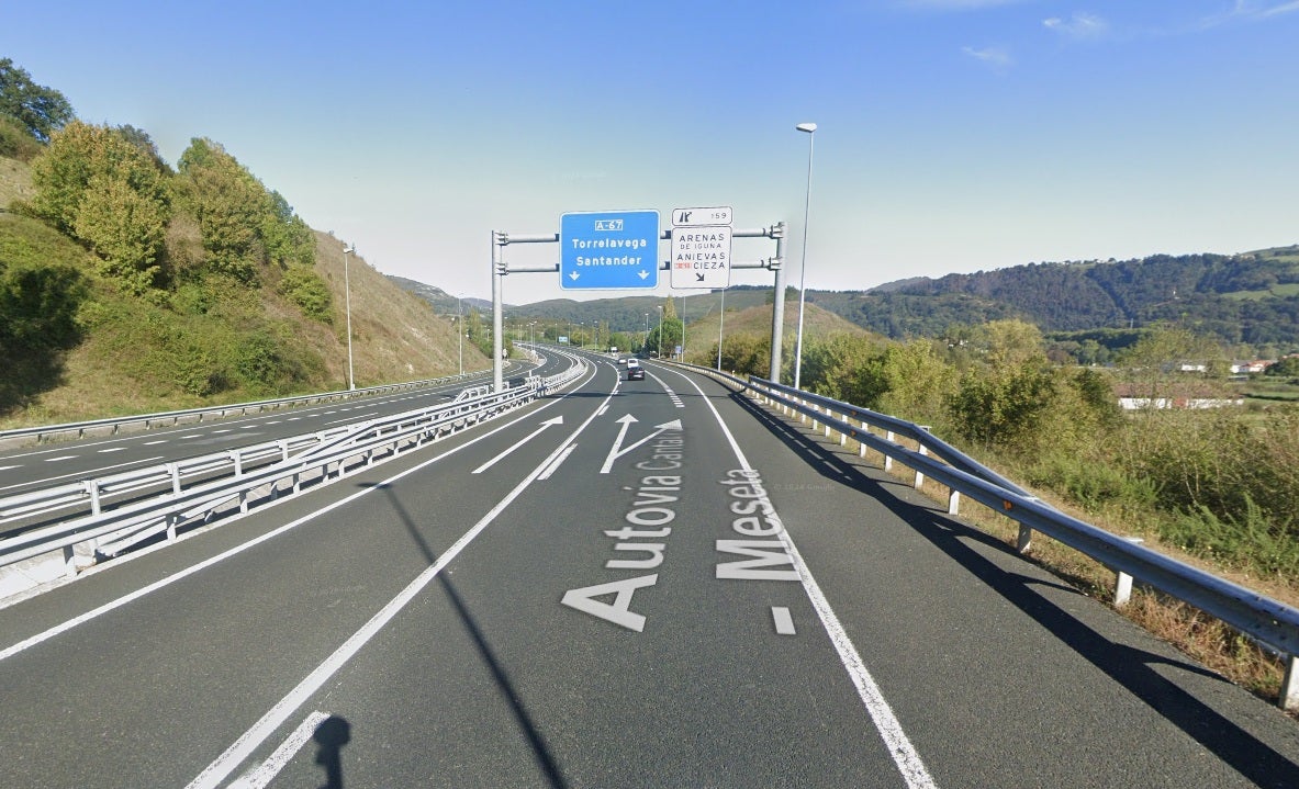 Muere una mujer en la autovía A-67 tras colisionar contra un camión Muere una mujer en la autovía A-67 tras colisionar contra un camión