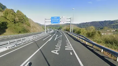 Fallece una mujer en la autovía A-67 tras colisionar contra un camión Fallece una mujer en la autovía A-67 tras colisionar contra un camión