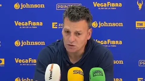 Pato, entrenador del equipo oriolano, habla del potencial del Xerez CD y de cómo va a afrontar su equipo el partido del domingo a las 18:30 horas Pato, entrenador del equipo oriolano, habla del potencial del Xerez CD y de cómo va a afrontar su equipo el partido del domingo a las 18:30 horas