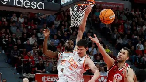 El ala-pívot del Valencia Jaime Pradilla (c) durante un partido del equipo valenciano. El ala-pívot del Valencia Jaime Pradilla (c) durante un partido del equipo valenciano.