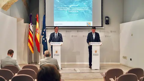 El portavoz del Govern balear, Toni Costa, y el cosneller de Turismo, Jaume Bauzà, anuncian las primeras medidas contra la saturación turística El Govern balear quiere prohibir el alquiler turístico en plurifamiliares, subir la ecotasa y un nuevo impuesto a vehículos
