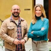 El alcalde de El Puerto, Germán Beardo, y Leonor Caballero, responsable del área